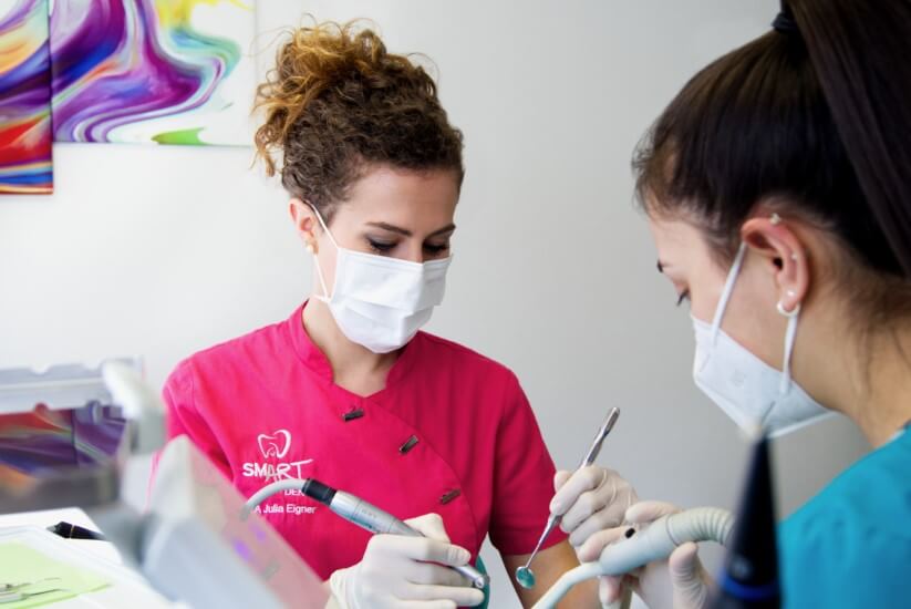 Zahnärztin Julia Eigner, gefühlvoll und konzentriert während einer Behandlung