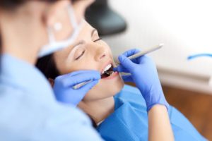 Zahnchirurgischer Eingriff in der Praxis von SMART Dental Ulm