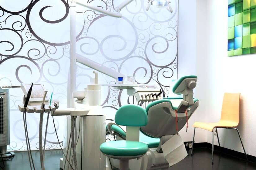 Einblick in ein Behandlungszimmer bei SMART Dental Ulm
